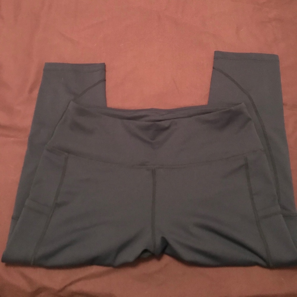 Navy Blue Pocket Capri Athletic Leggings